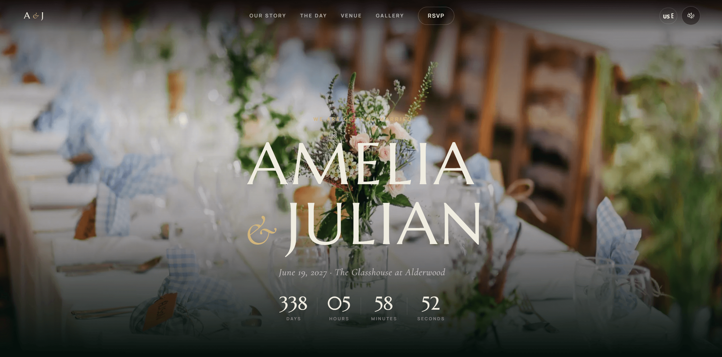 La web de boda Moonlit Garden en una pantalla de escritorio